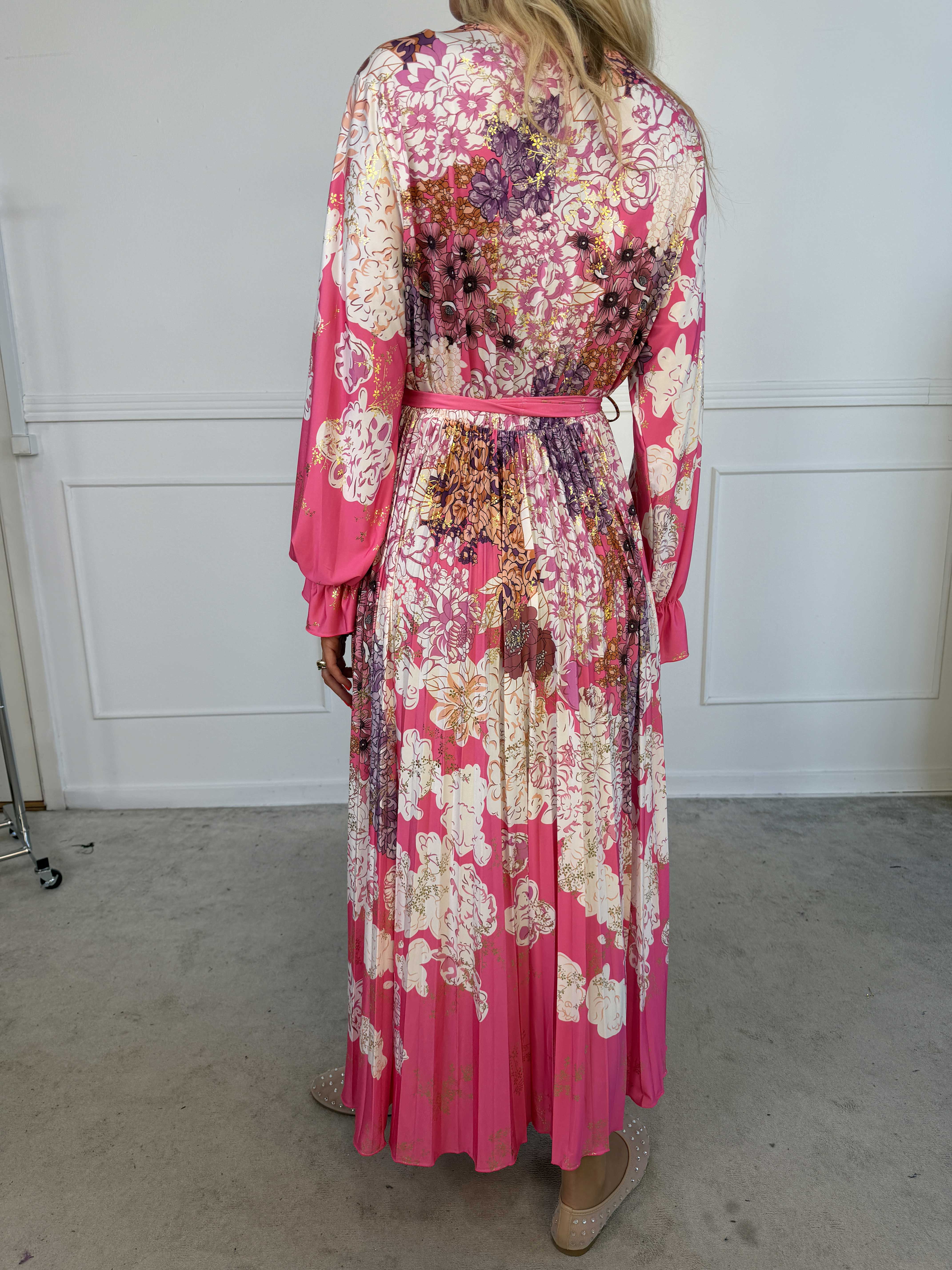 Silvija Flower - Lang elastisk mønstret kjole med plisseret skørt